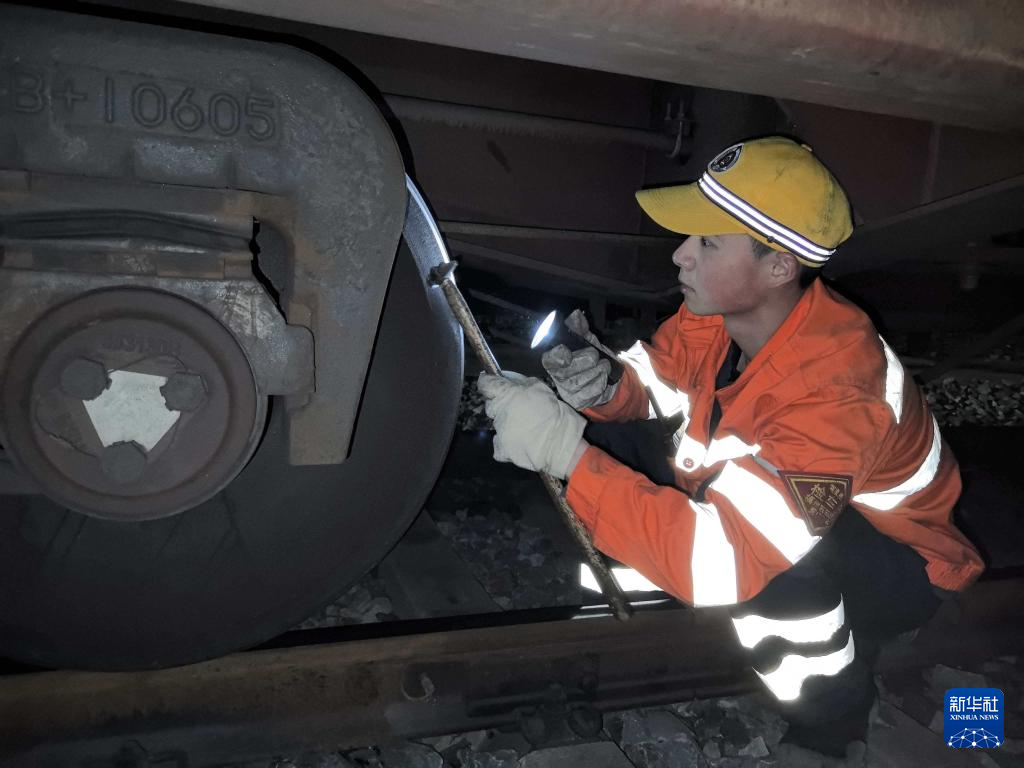 检车“守夜人”护航中欧班列春运畅行-新华网(图1)