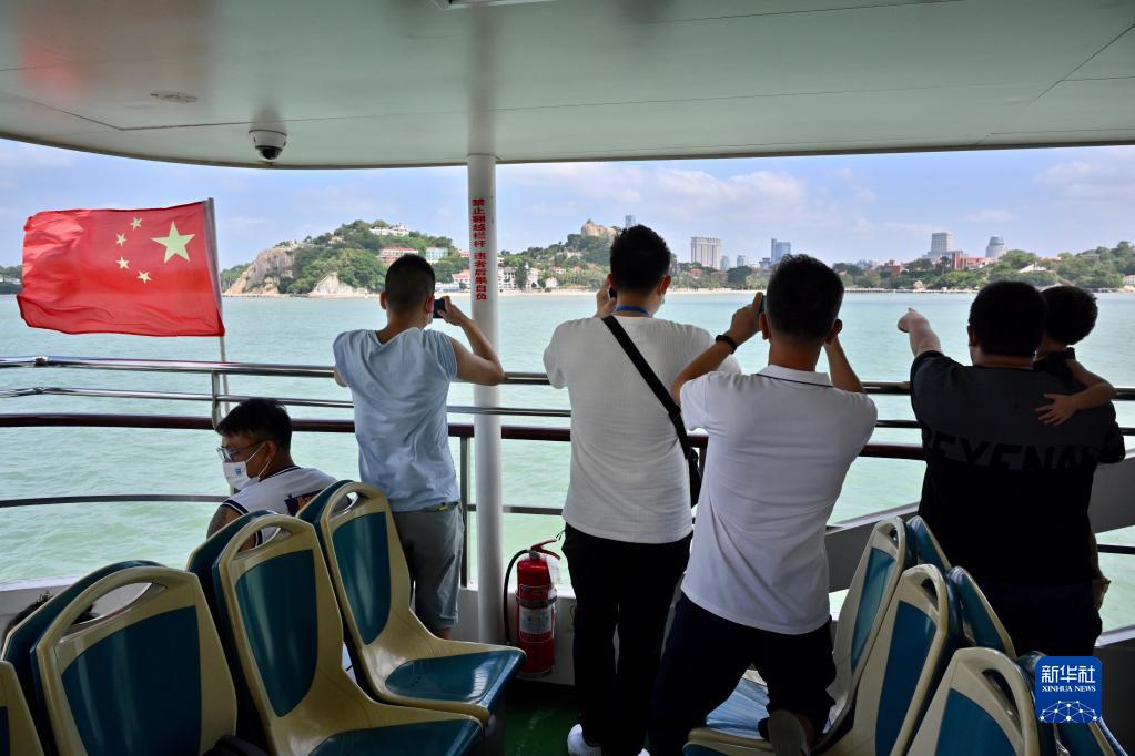 10月6日,游客乘船海上环游厦门鼓浪屿景区.新华社记者 姜克红 摄